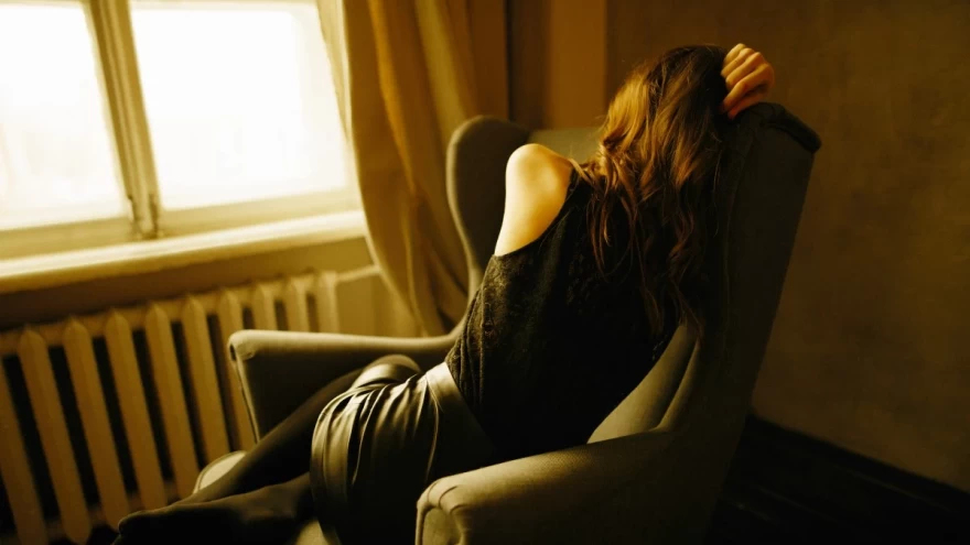 γυναίκα αισθάνεται μόνη 