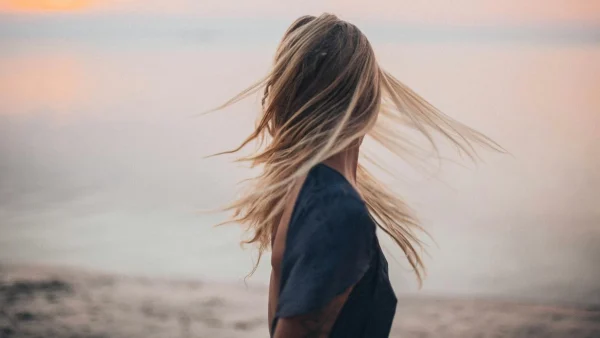 Αραίωση μαλλιών μετά τα 40: Γιατί συμβαίνει & πώς μπορείς να την αντιμετωπίσεις;