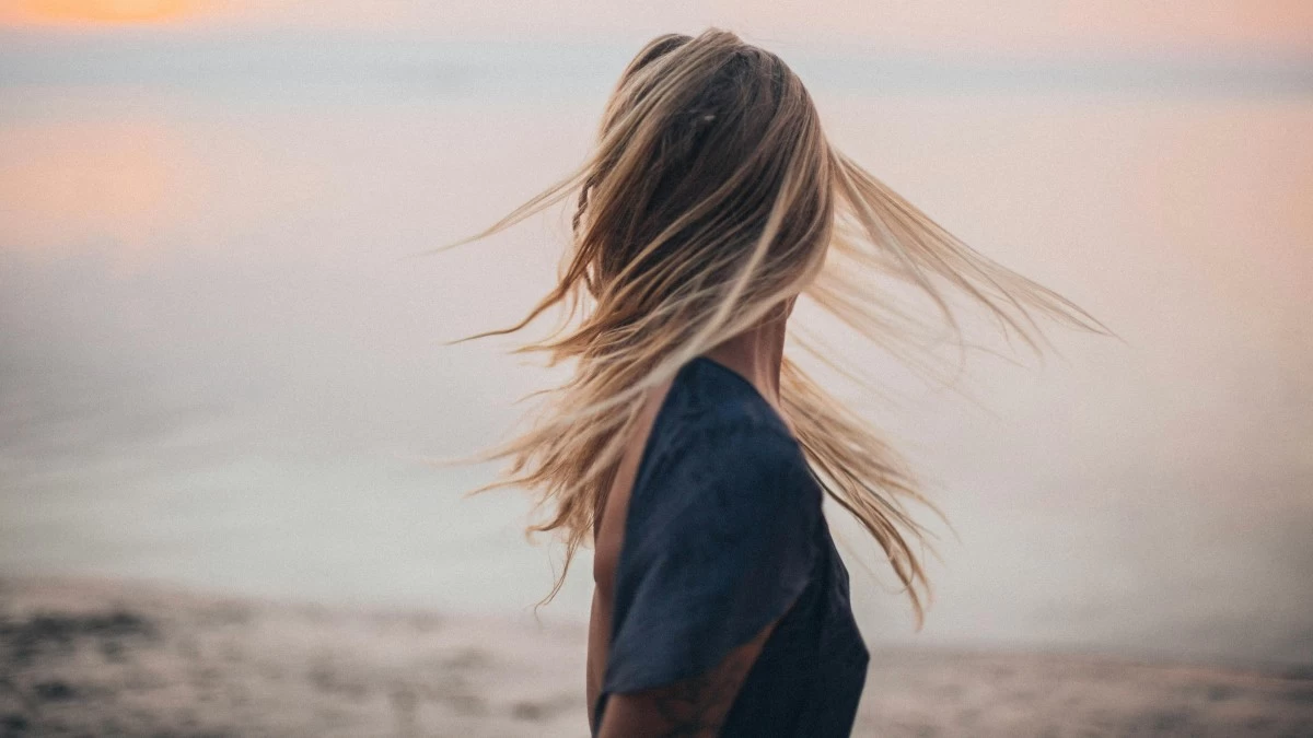 Αραίωση μαλλιών μετά τα 40: Γιατί συμβαίνει & πώς μπορείς να την αντιμετωπίσεις;