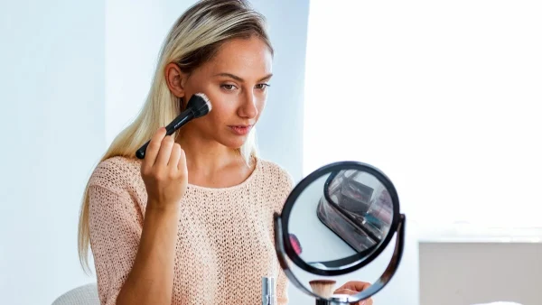 Ρουζ: Έτσι θα το εφαρμόσεις σωστά για να ανορθώσεις τα ζυγωματικά σου & να δείχνεις 10 χρόνια νεότερη!