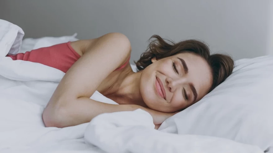 γυναίκα πάνω σε κρεβάτι