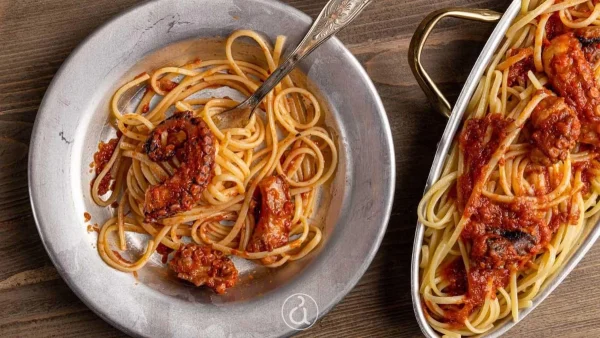 Μακαρόνια με χταπόδι από την Αργυρώ - Πως θα μαλακώσει το μαλάκιο και θα χυλώσει η σάλτσα
