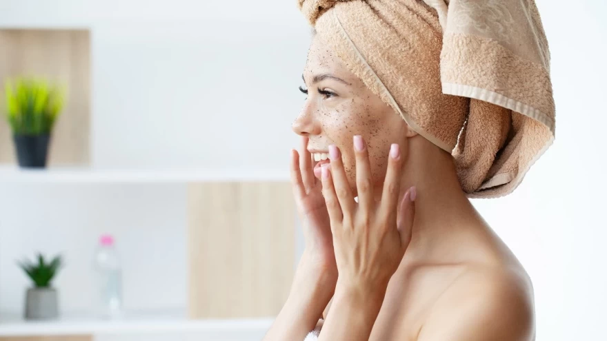 γυναίκα απολεπίζει το πρόσωπό της