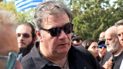 Δημήτρης Σταρόβας: Η πρώτη εικόνα μέσα από το νοσοκομείο μετά το εγκεφαλικό - Χαιρετούσε από το παράθυρο