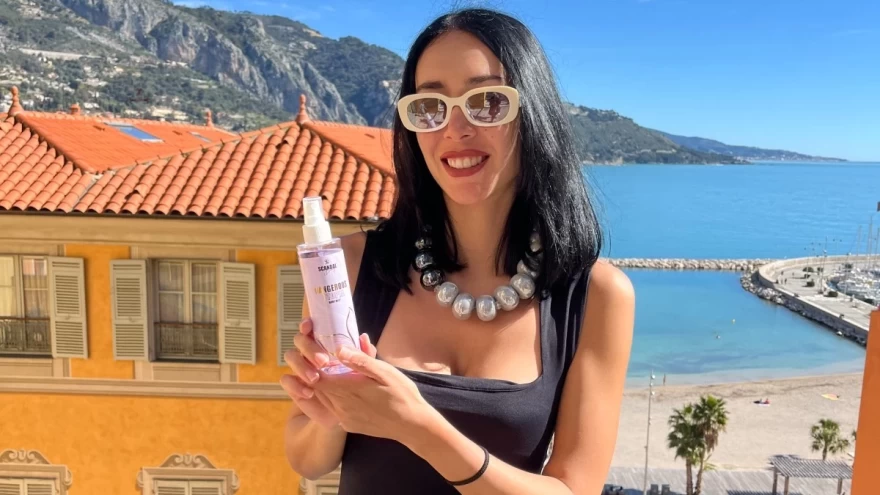 H Εύα Φούσκα κρατά το body mist scandal beauty