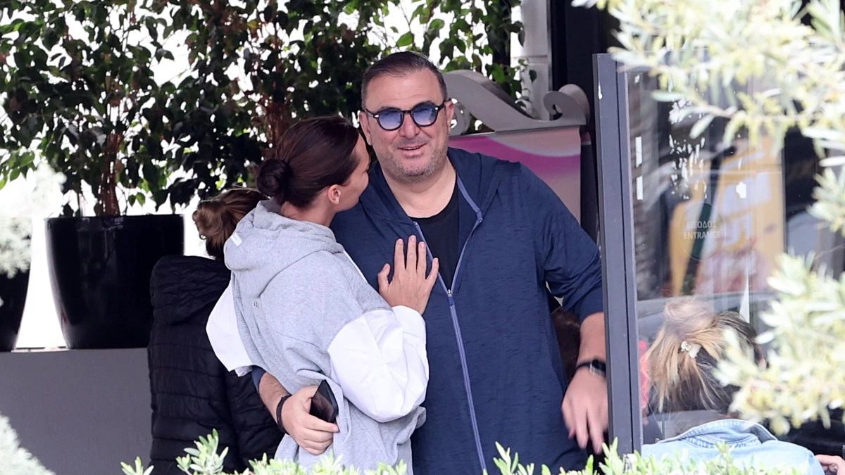 Αντώνης Ρέμος & Υβόννη Μπόσνιακ: Εκείνος την έπιασε από τη μέση, κι εκείνη τον πλησίασε στο πρόσωπο, αλλά... - Η αντίδρασή τους μόλις είδαν την κάμερα