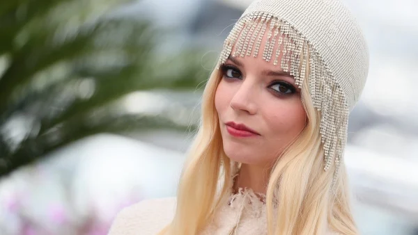 Μilky nails: Η Anya Taylor-Joy έκανε το πιο περιζήτητο μανικιούρ στο Φεστιβάλ των Καννών!