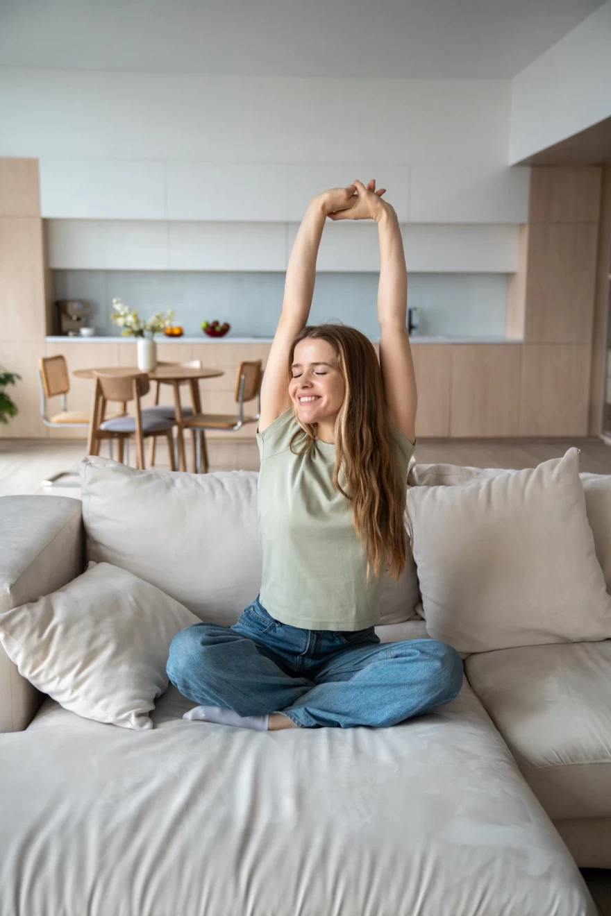 κοπέλα κάνει διατάσεις