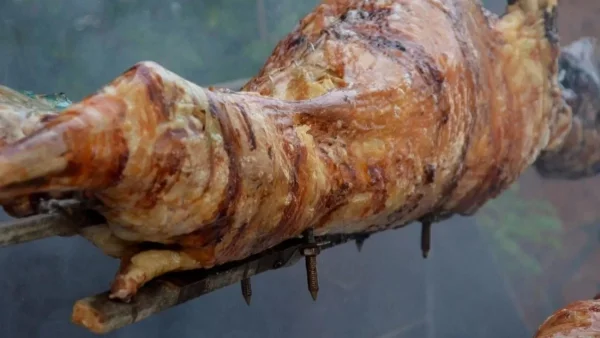 Αρνί στη σούβλα: Τα μυστικά για το σωστό ψήσιμο - Πώς να το δέσετε για να μην καεί