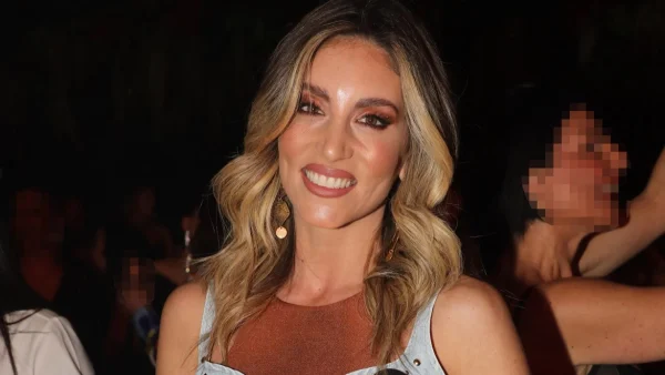 Αθηνά Οικονομάκου: Ποζάρει με το μπικίνι της και ''ρίχνει'' το instagram - Με δύο μέτρο πόδι και γραμμωμένους κοιλιακούς