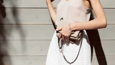 5 "ντεμοντέ" τσάντες από τα 90s που δεν θα φύγουν ποτέ από τη μόδα