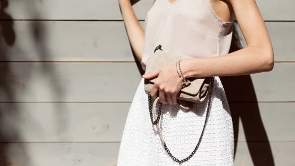 5 "ντεμοντέ" τσάντες από τα 90s που δεν θα φύγουν ποτέ από τη μόδα