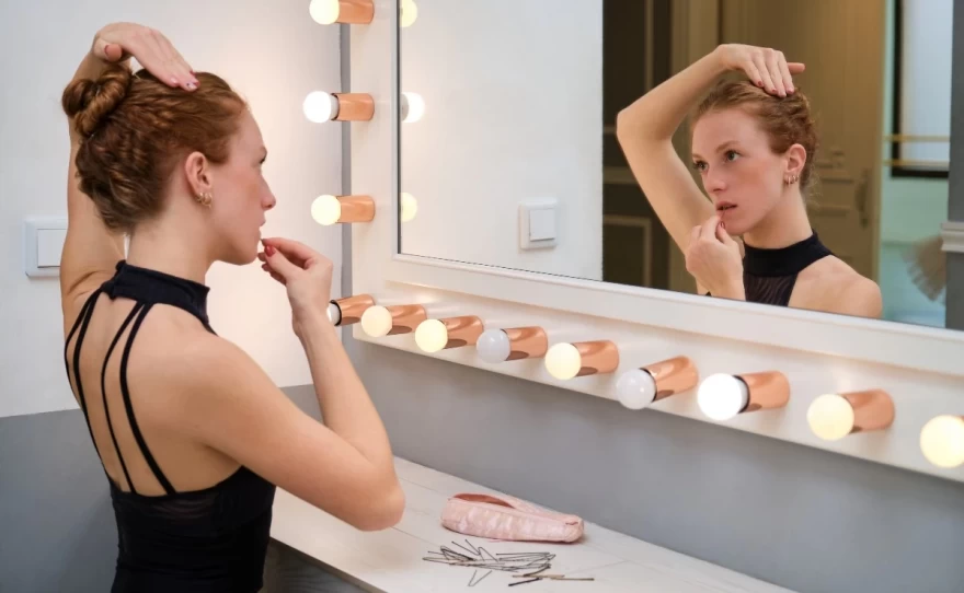 γυναίκα υιοθετεί το ballerina bun