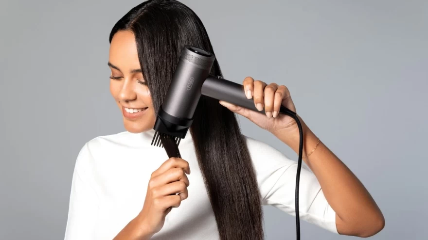 γυναίκα ισιώνει τα μαλλιά της