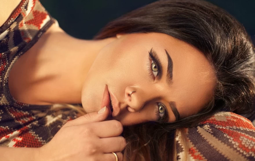 γυναίκα με μπρονζέ μακιγιάζ