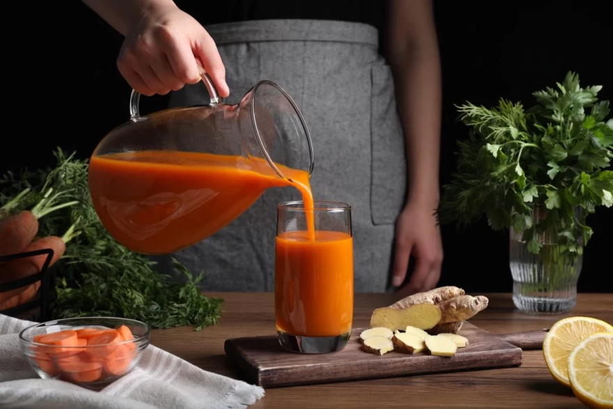 carrot juice σε ποτήρι