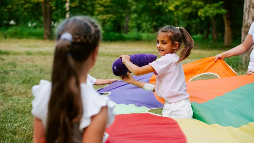 κορίτσι επιθετικό στην εξοχή