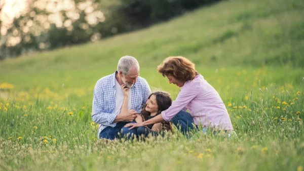 Διακοπές με τη γιαγιά και τον παππού: Ποια είναι η κατάλληλη ηλικία για να αποχωριστεί το παιδί τους γονείς του;