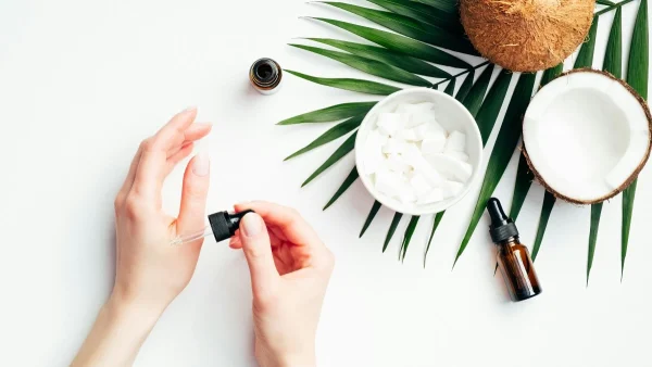 Λάδι καρύδας για το πρόσωπο: 5 καλοί λόγοι για το βάλεις στη ρουτίνα ομορφάς σου!
