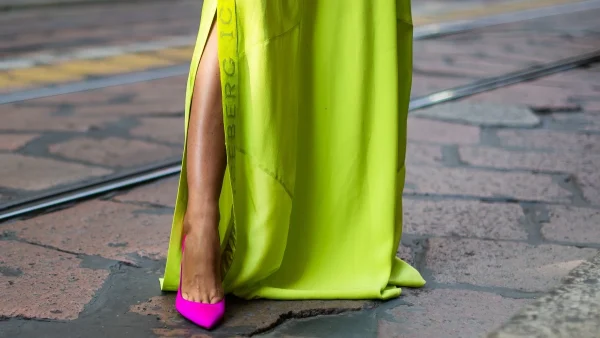 Φτάνει πια το μαύρο: Τα σανδάλια του καλοκαιριού είναι πολύχρωμα