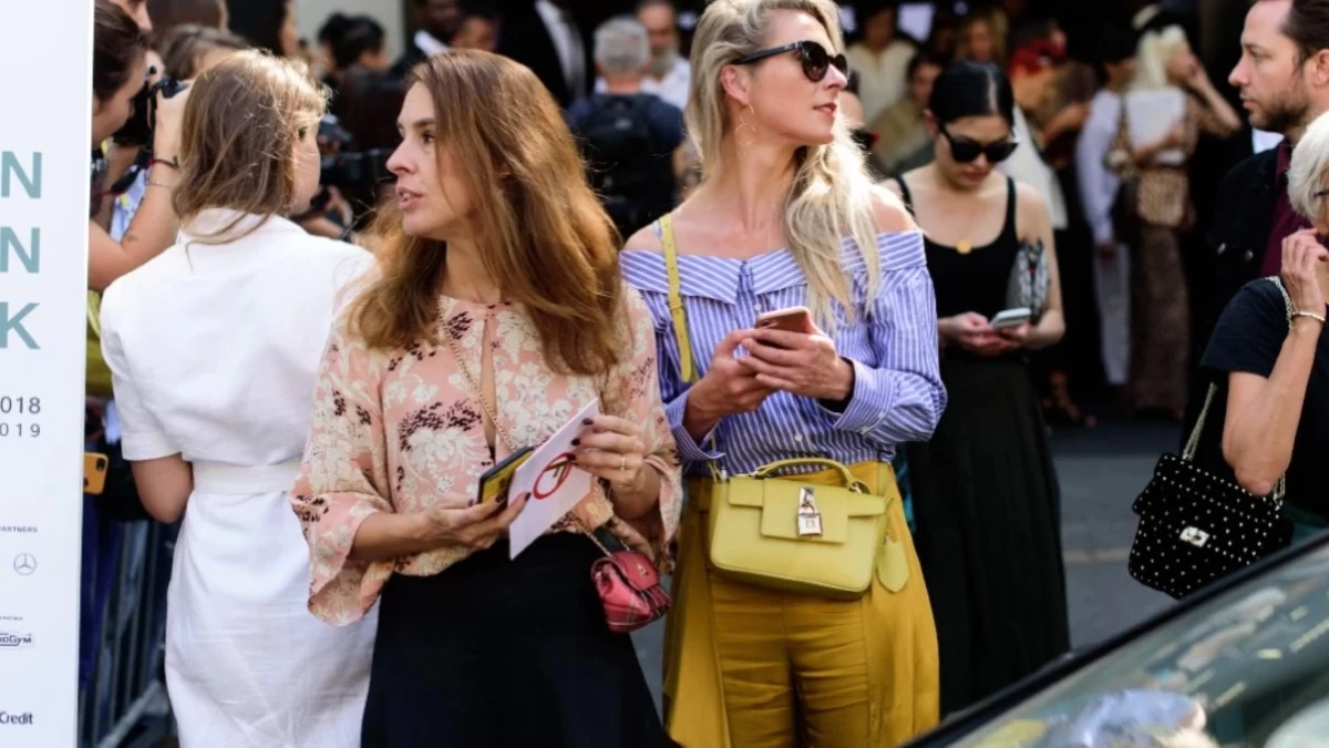 Φτάνει πια το μαύρο: 6 χρώματα που σίγουρα θέλεις να φορέσεις το καλοκαίρι