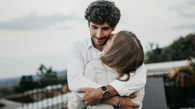 Τελικά η αγάπη έχει ηλικία; Υπάρχει χρονικό όριο στον έρωτα & στις σχέσεις όσο μεγαλώνεις;