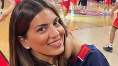 Σταματίνα Τσιμτσιλή: Με μίνι φλοράλ φόρεμα στην αποφοίτηση του γιου της - Η τρυφερή φωτογραφία με τον μικρό Γιάννη