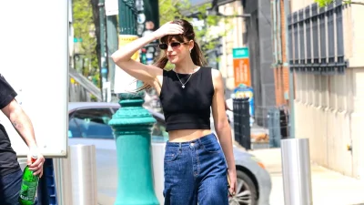 H Ντακότα Τζόνσον μόλις φόρεσε το τζιν που θα κυριαρχήσει τους επόμενους μήνες