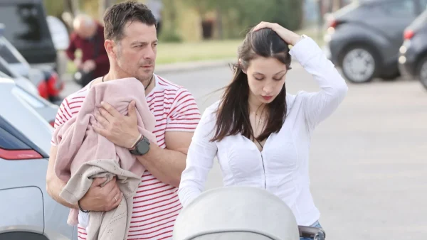 Γιώργος Αγγελόπουλος & Δήμητρα Βαμβακούση: Βόλτα στη φύση με την κόρη τους - Την είχαν τυλιγμένη σε κουβερτάκι