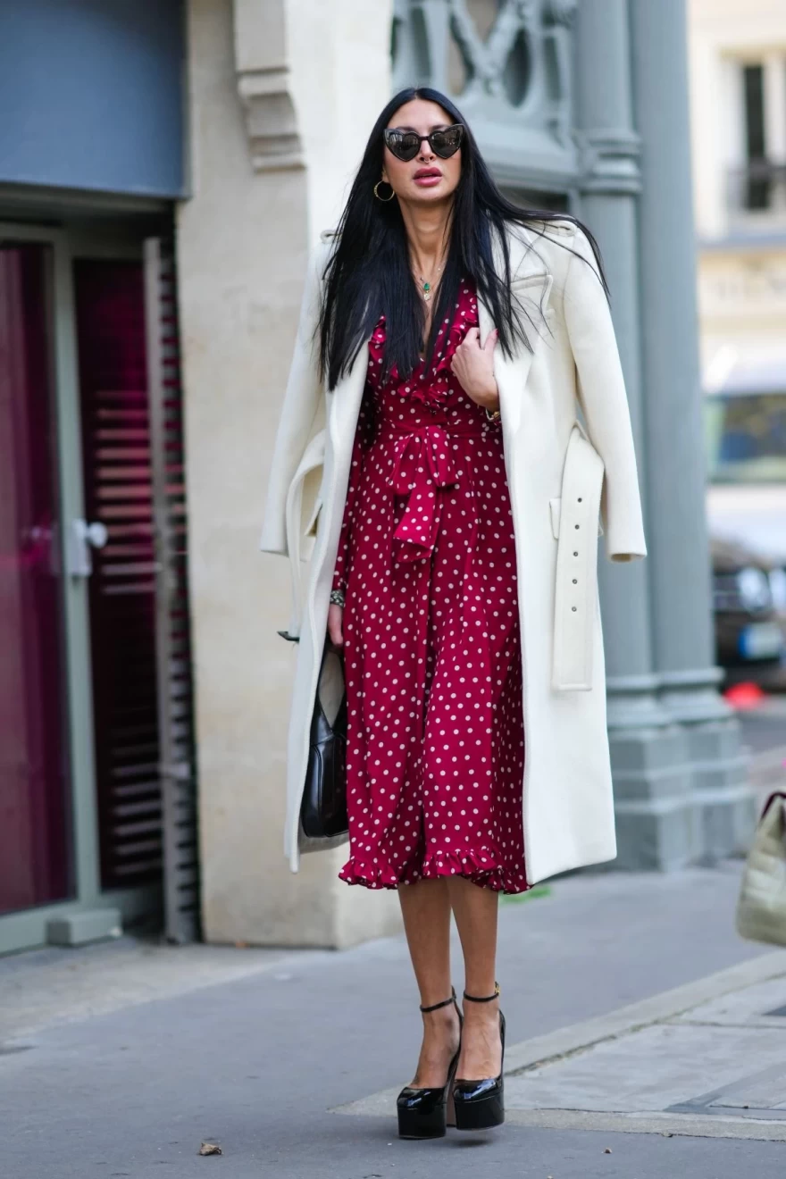 κοπέλα στον δρόμο με μπορντό πουά φόρεμα