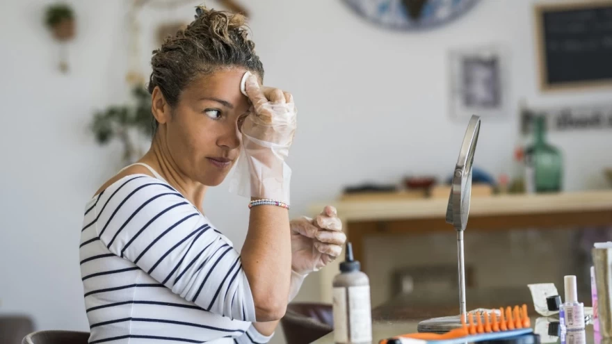 γυναίκα βάφει τα μαλλιά της στο σπίτι