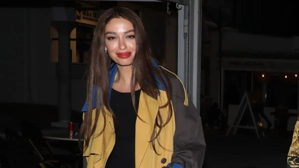 Ελένη Φουρέιρα: Έγινε νονά - Με τα μαλλιά της πιασμένα κότσο & χρωματιστό μακρύ φόρεμα σε εκκλησάκι της Αθήνας