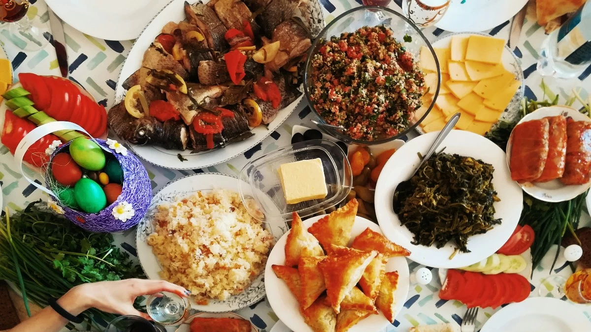 Πόσες θερμίδες έχει ο κάθε πασχαλινός μεζές; Τι πρέπει να προσέξεις για να μην πάρεις κιλά;