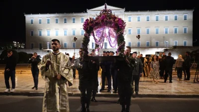 Επιτάφιος: Στιγμές κατάνυξης στις εκκλησίες όλης της Ελλάδας - Δείτε εικόνες από την περιφορά στη Μητρόπολη