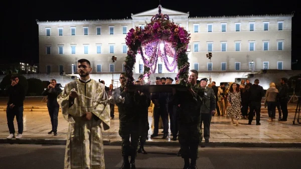 Επιτάφιος: Στιγμές κατάνυξης στις εκκλησίες όλης της Ελλάδας - Δείτε εικόνες από την περιφορά στη Μητρόπολη