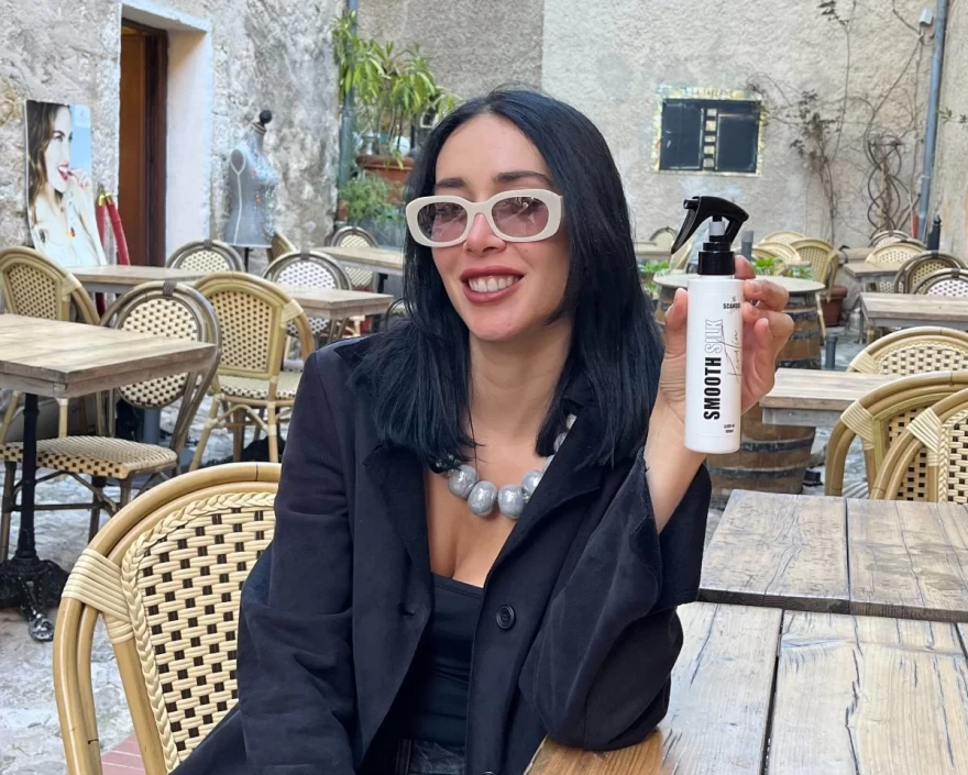 Η Εύα Φούσκα κρατά το keratin smooth της Scandal Beauty