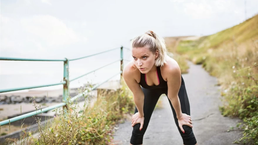 γυναίκα που γυμνάζεται σε εξωτερικό χώρο
