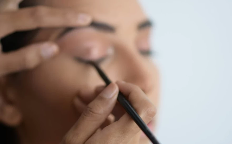 γυναίκα εφαρμόζει eyeliner