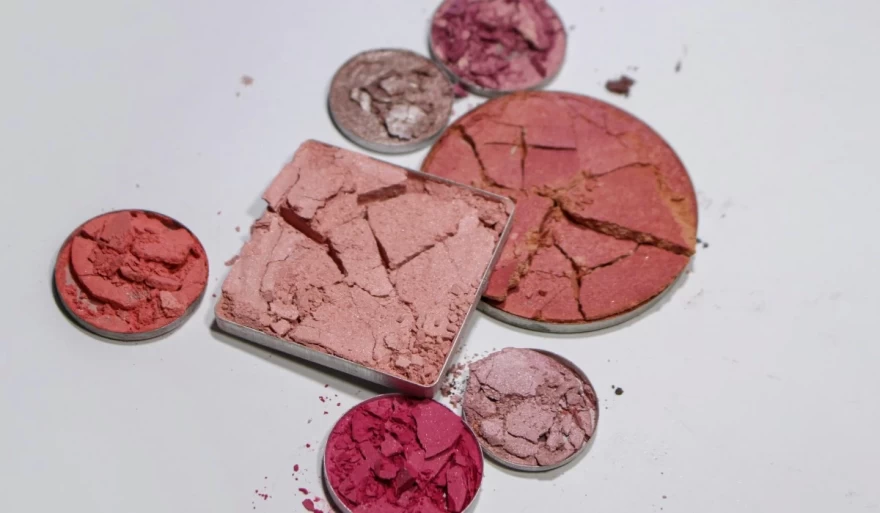 σπασμένες σκιές ματιών