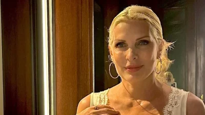 Πάσχα - Ελένη Μενεγάκη: Ποζάρει ατημέλητη στον φακό και δηλώνει πως «Ό,τι σε κάνει να χαμογελάς δεν είναι ποτέ λάθος!»