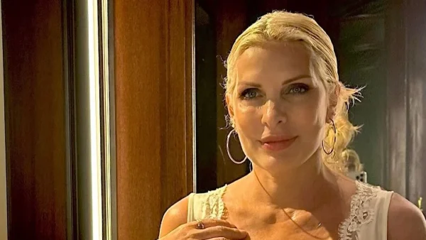 Πάσχα - Ελένη Μενεγάκη: Ποζάρει ατημέλητη στον φακό και δηλώνει πως «Ό,τι σε κάνει να χαμογελάς δεν είναι ποτέ λάθος!»