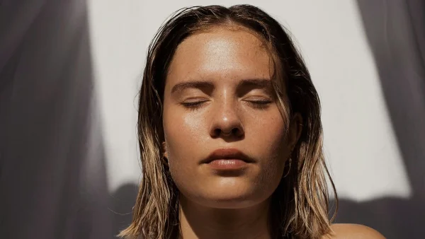 Διπλός καθαρισμός προσώπου: Τί είναι και γιατί πρέπει να τον εντάξεις στη ρουτίνα σου