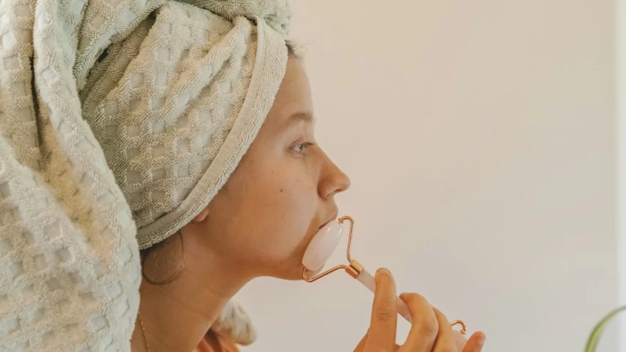 γυναίκα κάνει μασάζ προσώπου με roller