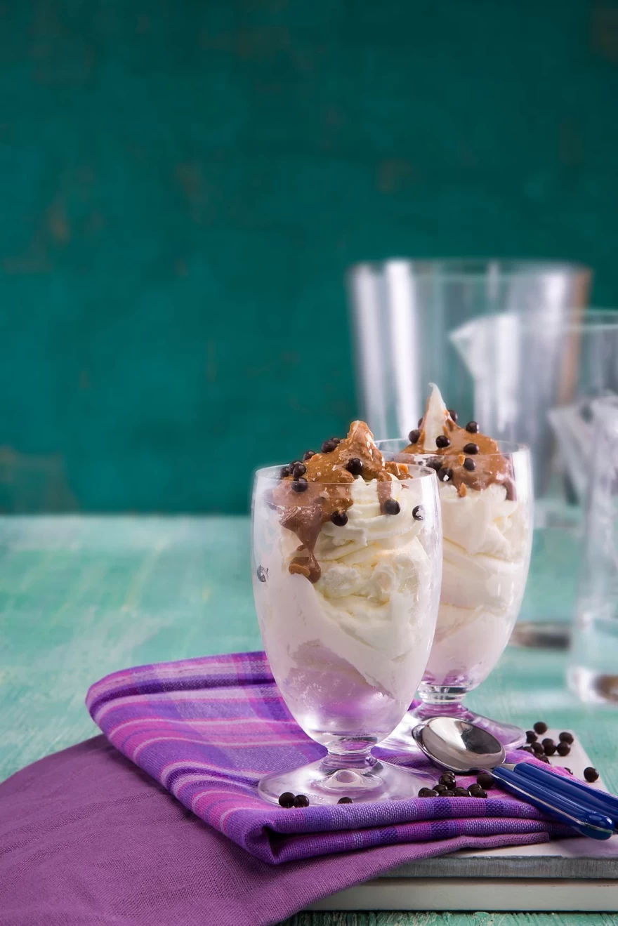 Θα τρέχουν τα σάλια σε όλους: Υγιεινό γλυκό ψυγείου με πραλίνα αμυγδάλου και κομμάτια σοκολάτας