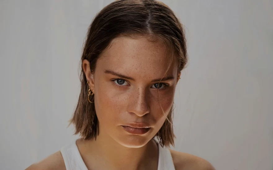 κορίτσι με λιπαρή επιδερμίδα