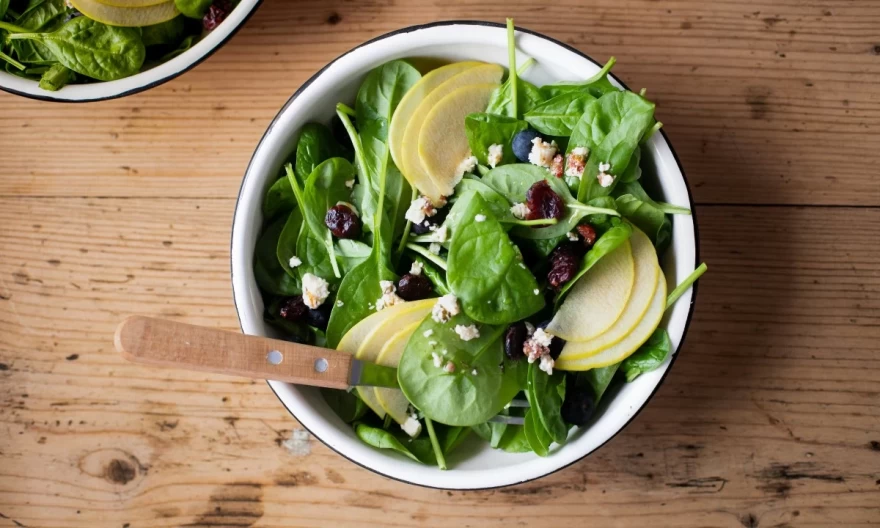 πράσινη σαλάτα μέσα σε μπολ