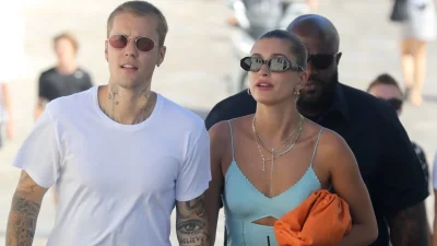 Haily Bieber: Χάιδευε χαμογελαστή τη φουσκωμένη της κοιλίτσα - Νέες φωτογραφίες της εγκυμονούσας