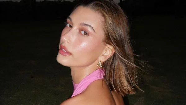 Hailey Bieber: Σε αυτό το προϊόν «ορκίζεται» για μια ηλιοκαμένη επιδερμίδα!