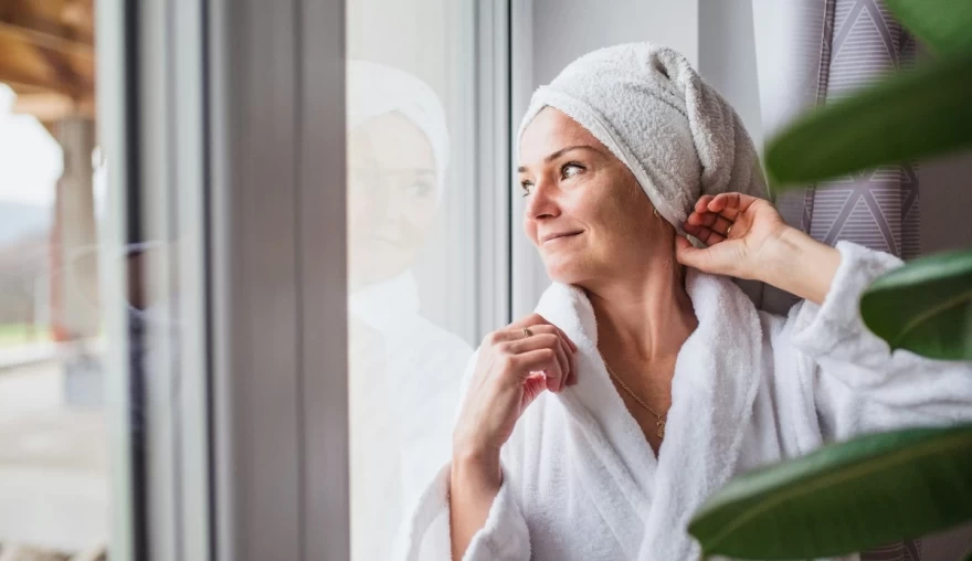 γυναίκα με πετσέτα στο κεφάλι