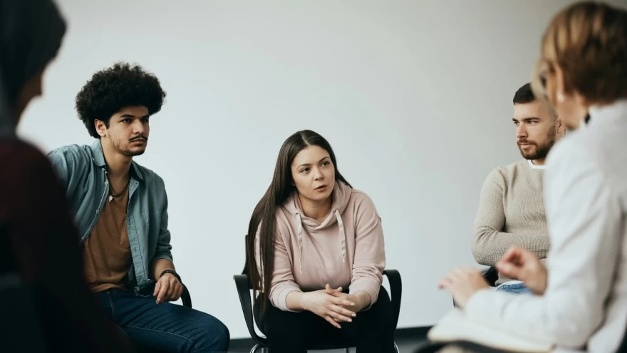 άτομα που κάθονται γύρω από ένα τραπέζι